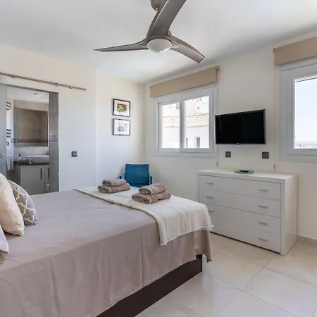 Stylish 2 Bedroom Penthouse With Breathtaking View Lejlighed